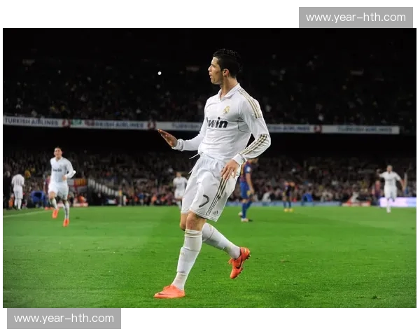 伯纳乌的星光与皮球的舞蹈：重温2005年皇马巴萨世纪之战